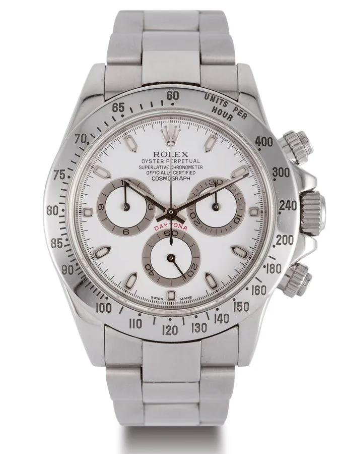 ROLEX DAYTONA STEEL 116520 Fine stainless steel self-winding chronograph wristwatch withwhite dial Beau chronographe bracelet en acier. Bo îtier rond. Couronne, poussoirs et fond vissés. Lunette acier avec échelle tachymétrique. Cadran blanc avec 3 compteurs. Mouvement automatique certifiéchronomètre.