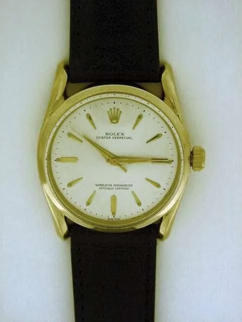 Rolex, Oyster, Perpetual, Superlative Chronometer Officially Certified, so-called Bombay, Ref. 1011, 1960's.Fine, center-seconds, self-winding, water-resistant, 18K yellow gold gentleman's wristwatch with leather strap and yellow gold plated Rolex buckle.