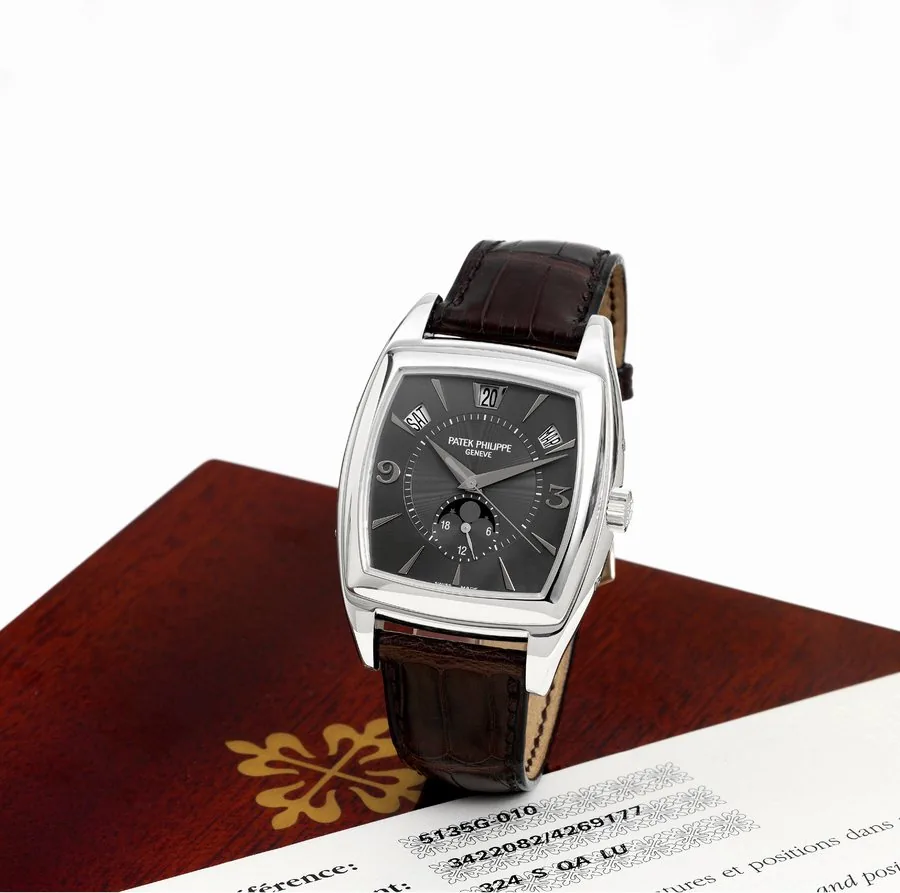 Patek Philippe Ref. 5135, white gold Patek Philippe, Genève, "Gondolo Calendario - Annual Calendar", movement No. 3422082, case No. 4269177, Ref. 5135G. Sold on May 10th, 2005. Very fine, tonneau-shaped, Art Deco-style, center seconds, self-winding, 18K white gold wristwatch with annual calendar, moon phases, 24-hour indication and an 18K white gold Patek Philippe buckle. Accompanied by the Certificate of Origin, setting pin, user manual and a wooden fitted box.