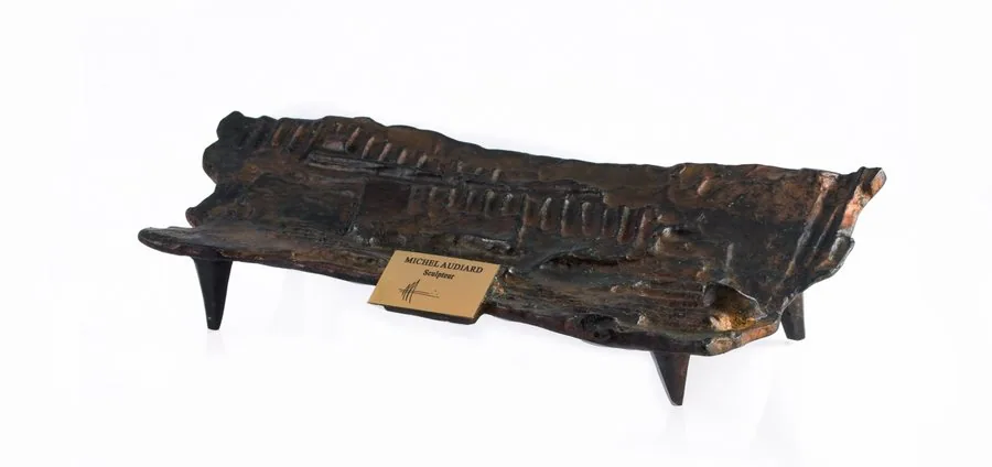 MICHEL AUDIARD Bronze pen holder, signed by the artist to the left. Porte stylos en bronze, signé par l'artiste vers la gauche.