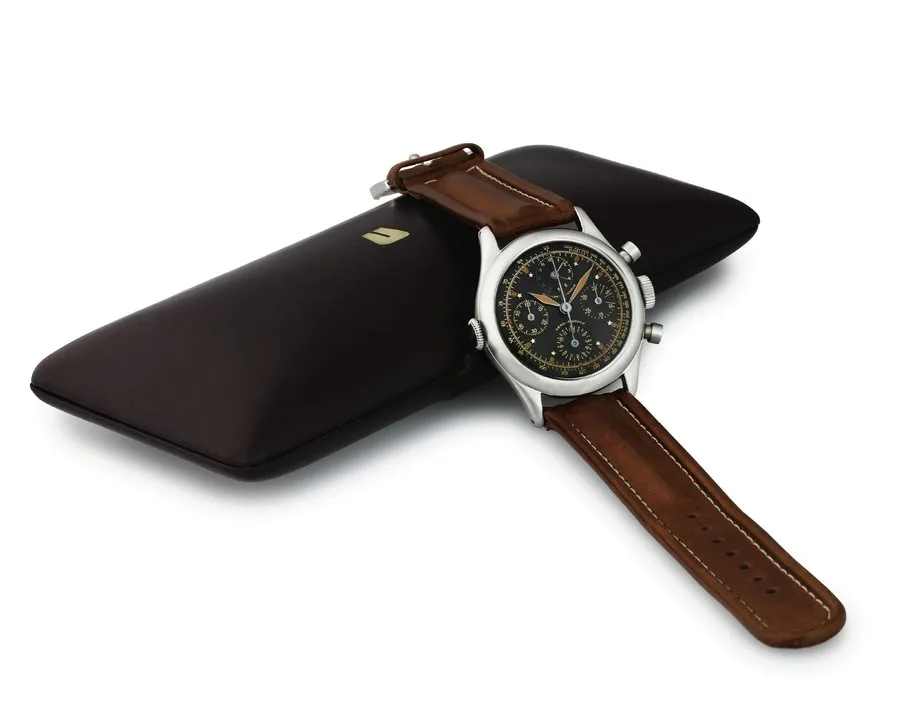 UNIVERSAL GENÈVE- "AÉRO-COMPAX"- STELLINE BLACK DIAL STAINLESS STEEL. Universal Genève "Aéro-Compax", case No. 1073287, Ref. 22289. Made in the 1940s. Fine, stainless steel wristwatch with round button chronograph, registers, tachometer, memento dial, two crowns and a stainless steel Universal buckle. Accompanied by an Universal fitted box.