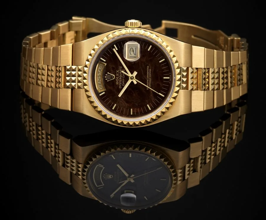 ROLEX REF. 19028 OYSTERQUARTZ DAY-DATE EGYPTIAN WALNUT DIAL YELLOW GOLD Rolex, Oysterquartz, Day-Date, Superlative Chronometer, Officially Certified, case No. 9171419, Ref. 19028. Made in 1985. Fine and rare, water-resistant, center seconds, 18K yellow gold quartz wristwatch with day & date and an 18K yellow gold integral Rolex bracelet with pyramid decorated center links and concealed clasp.