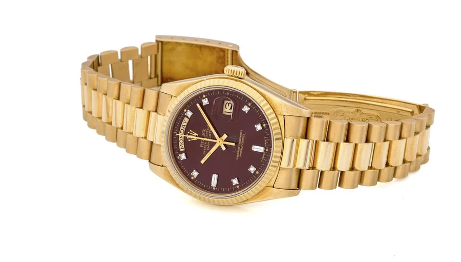 ROLEX REF 18038, "DAY-DATE" WITH RED WINE STELLA DIAMOND-SET DIAL AND GREEN-COLOUR ARABIC SIGNATURE; 18K YELLOW GOLD AUTOMATIC