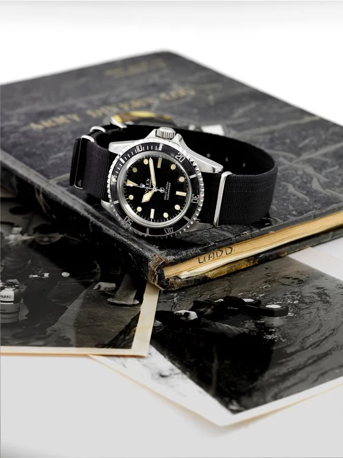 Rolex - Ref. 5513 - British Military Rolex. "Oyster Perpetual, Submariner, 660 ft=200 m.," case No. 3927000, Ref. 5513. Made in 1972 and delivered to the Royal British Navy in 1976, No. 0552/923-7697 603/76. Very fine and rare, center seconds, self-winding, water-resistant, stainless steel military diver's wristwatch with fixed bar lugs. Accompanied by a Army Diver's Log Book, 4 black and white photos of diving activities, service guarantee from Rolex UK, dated January 25th, 2010 along with corr