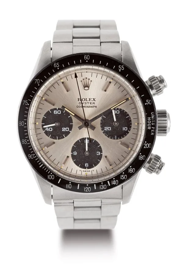 UNIQUE WATERPROOF DAYTONA 6241 CREATED by ROLEX Very fine and rare, manual winding stainless steel water-resistant chronograph register wristwatch. Tachymeter scale. White dial. Très belle et rare montre bracelet en acier étanche, Boîtier rond. Couronne, poussoirs et fond vissés. Lunette avec échelle tachymétrique. Chronographe 3 compteurs. Mouvement mécanique.