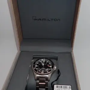 Hamilton Hamilton Khaki Navy ScubaThe box is beaten up but the watch looks great!