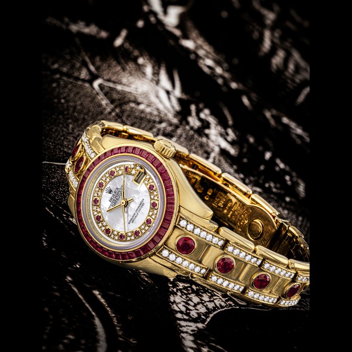 ROLEX. A LADY'S ATTRACTIVE AND VERY RARE 18K GOLD, DIAMOND AND RUBY-SET AUTOMATIC WRISTWATCH WITH SWEEP CENTRE SECONDS, DATE, BRACELET AND MOTHER-OF-PEARL DIAL DATEJUST, PEARLMASTER MODEL, REF. 80308, CASE NO. A659022