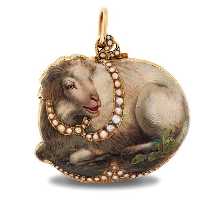 SWISS. A RARE GOLD, ENAMEL AND PEARL-SET KEYWOUND VERGE WATCH IN THE FORM OF A LAMB WITH CONCEALED DIAL UNSIGNED, CIRCA 1810