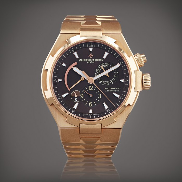 Vacheron Constantin Overseas Dual Time, limited edition, reference 47450     Montre bracelet à double fuseau horaire en or rose avec date, phases de lune et indication de réserve de marche |  Pink gold dual time zone wristwatch with date, moon phases, power reserve indication and bracelet     Vers 2006 |  Circa 2006