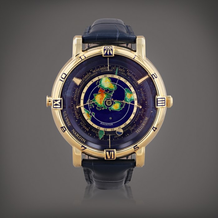 Ulysse Nardin Tellurium Johannes Kepler, reference 871-99    Montre-bracelet astronomique en or jaune avec anneau extérieur avec pointeurs à tête et queue de dragon indiquant le mois et le signe du zodiaque, disque central rotatif en émail cloisonné représentant la terre vue du pôle Nord, double fuseau horaire, lune en rotation autour de la terre, spiral flexible du tropique du Cancer au tropique du Capricorne pour révéler la partie de la terre éclairée par le soleil et pour indiquer l'heure et le lieu du lever et du cou