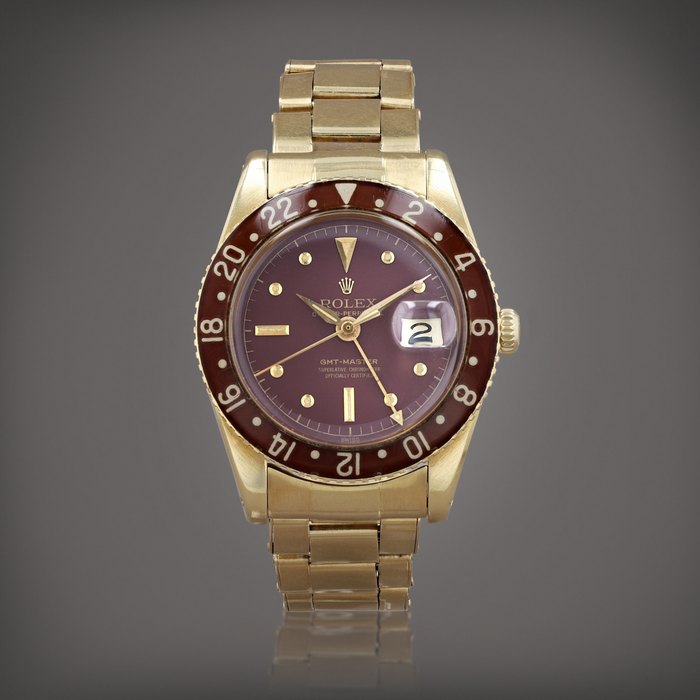 Rolex GMT-Master, reference 6542    Montre bracelet en or jaune avec deux fuseaux horaires, date et lunette Bakélite |  Yellow gold dual time zone wristwatch with date, bracelet and Bakelite bezel     Vers 1958 |  Circa 1958