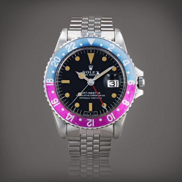 Rolex GMT-Master 'Fuschia', reference 1675 Montre bracelet à double fuseau horaire en acier avec date | Stainless steel dual time zone wristwatch with date and bracelet Vers 1967 | Circa 1967 · 1675