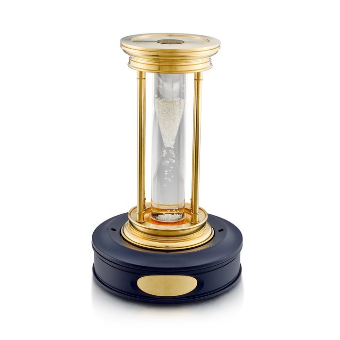 De Beers A gilt brass hourglass with floating diamonds, Circa 2000  |  戴比爾斯  | 鍍金銅製沙漏，備浮動鑽石，約2000年製