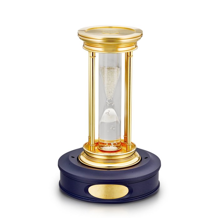 De Beers A gilt brass hourglass with floating diamonds, Circa 2000 | 鍍金銅製沙漏，備浮動鑽石，約2000年製