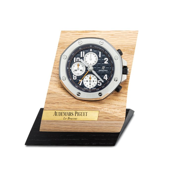Audemars Piguet Royal Oak Offshore | A stainless steel alarm desk clock with wooden stand, Circa 2017 | 愛彼 | 皇家橡樹離岸型系列 精鋼鬧鐘，備木製展示座，約2017年製