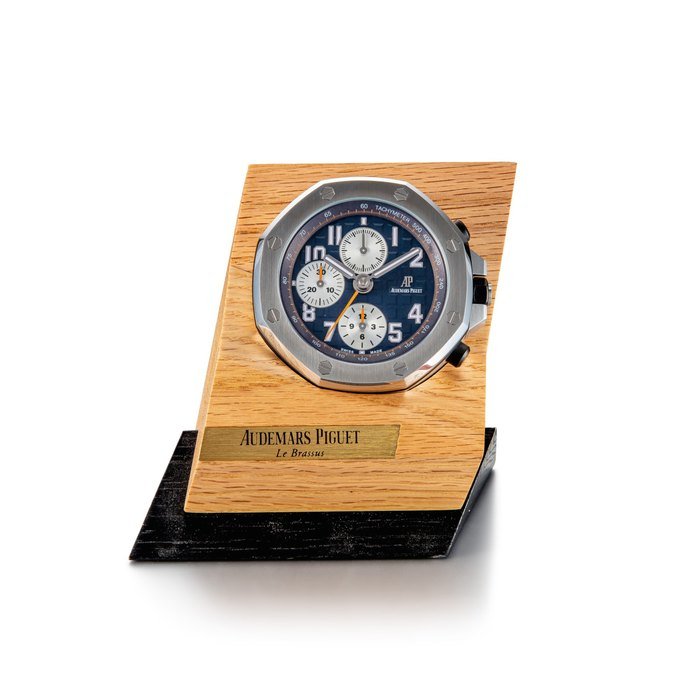 Audemars Piguet Royal Oak Offshore, A stainless steel alarm desk clock with wooden stand, Circa 2017 | 愛彼 皇家橡樹離岸型系列 精鋼鬧鐘，備木製展示座，約2017年製