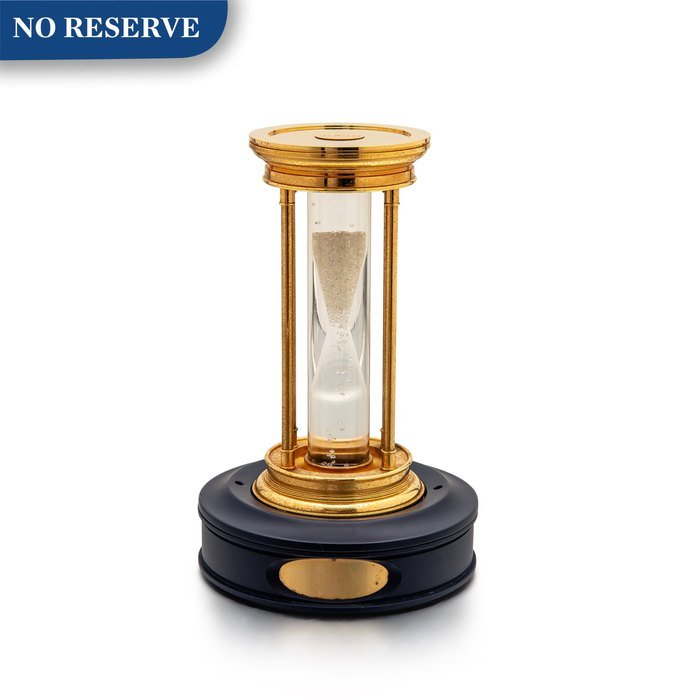 De Beers De Beers | A gilt brass hourglass with floating diamonds, Circa 2000 | 鍍金銅製沙漏，備浮動鑽石，約2000年製