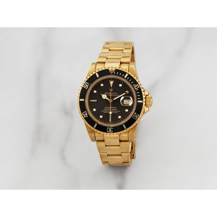 Rolex. Belle montre bracelet en or jaune 18K (750) avec date et cadran 'nipple' mouvement automatique Rolex. A fine 18K gold automatic calendar bracelet watch with 'nipple' dial Submariner Date, Ref: 16808/16800, Circa 1985