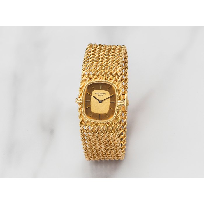 Patek Philippe Patek Philippe. Montre bracelet en or jaune 18K (750) cadran sigma mouvement mécanique Patek Philippe. An 18K gold manual wind bracelet watch with sigma dial Ref: 4622/2, Circa 1980, Price & Market Data