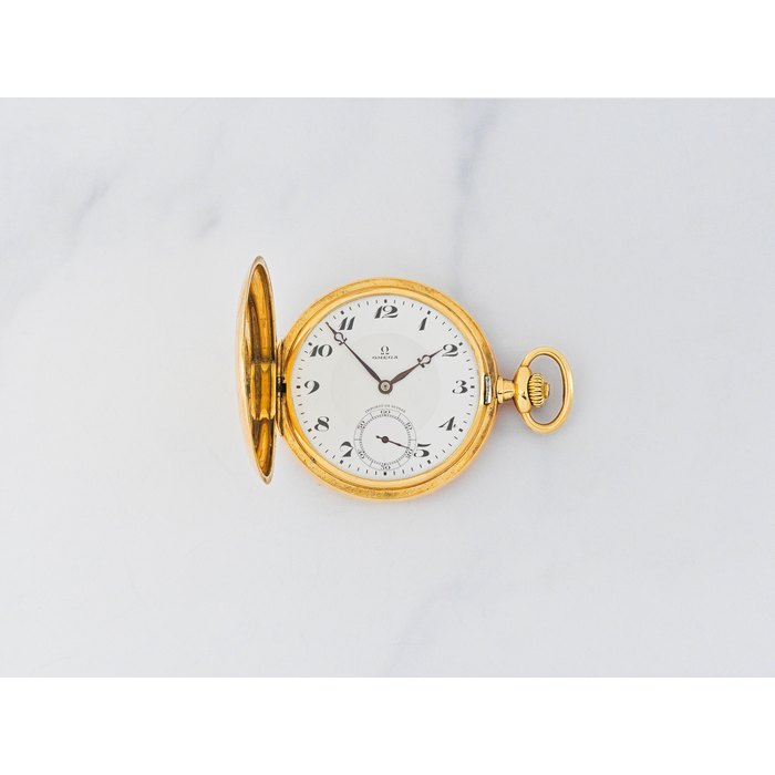 Omega. Montre de gousset à clapet en or jaune 18K (750) remontoir au pendant Omega. An 18K gold keyless wind full hunter pocket watch Circa 1920
