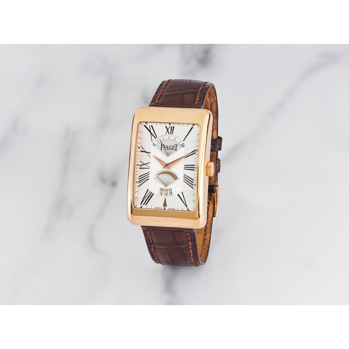Piaget. Montre bracelet en or jaune 18K (750) rectangulaire avec date, réserve de marche et seconde sautante mouvement automatique Piaget. An 18K gold automatic calendar rectangular wristwatch with power reserve and jump second Rectangle à l'Ancienne XL, Ref: P10076, Circa 2005