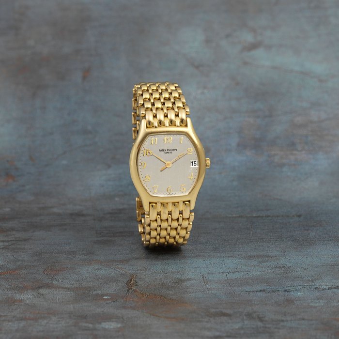 Patek Philippe. A fine 18K gold automatic calendar bracelet watch with sigma dial Gondolo, Ref: 5030/22J-001, Purchased 20th December 2000