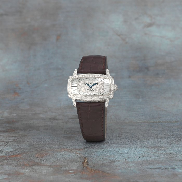 Patek Philippe. A lady's 18K white gold and diamond set quartz rectangular wristwatch Gondolo Gemma, Ref: 4982, Circa 2007