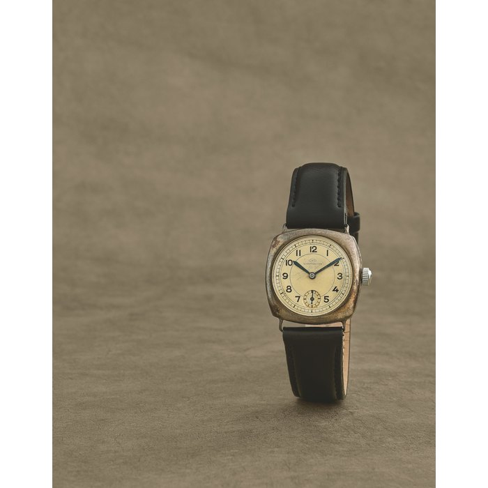 IWC. Montre bracelet en argent (900) de style militaire et forme coussin mouvement mécanique IWC. An early silver manual wind 'trench' style cushion form wristwatch Circa 1919