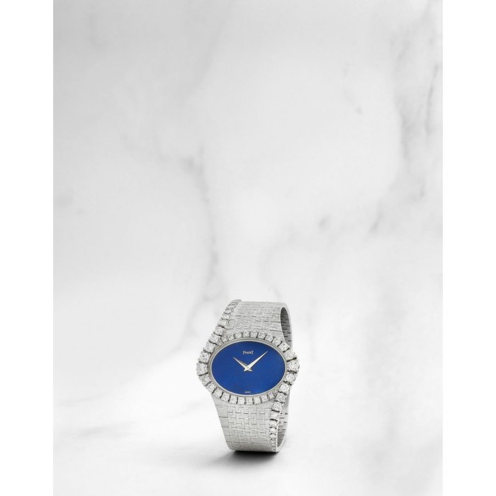 Piaget. Belle montre bracelet en or blanc 18K (750) sertie de diamants et cadran en lapis lazuli mouvement mécanique Piaget. A fine 18K white gold and diamond set manual wind bracelet watch with lapis lazuli dial Ref: 9857 A6, Circa 1975