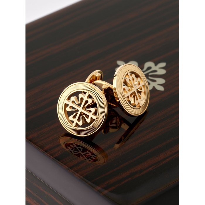 PATEK PHILIPPE | CALATRAVA, A FINE PAIR OF YELLOW GOLD CUFFLINKS, CIRCA 2022