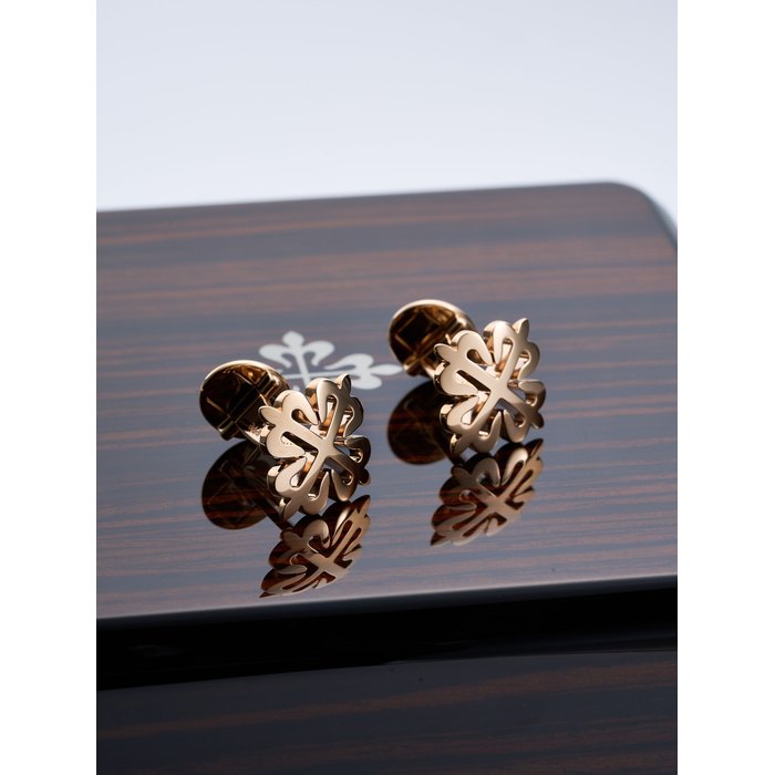 PATEK PHILIPPE | A FINE PAIR OF YELLOW GOLD CALATRAVA CUFFLINKS, CIRCA 2021