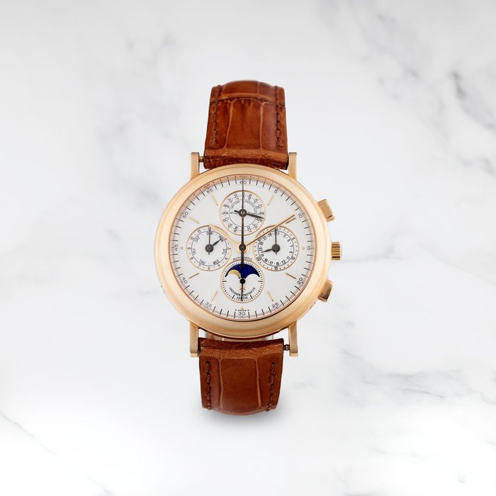 VACHERON CONSTANTIN. CHRONOGRAPHE BRACELET EN OR JAUNE 18K (750) AVEC CALENDRIER PERPETUEL ET PHASES DE LUNE VACHERON CONSTANTIN. AN 18K GOLD AUTOMATIC PERPETUAL CALENDAR CHRONOGRAPH WRISTWATCH WITH MOON PHASE Patrimony Perpetual Calendar, Ref: 49005/000J-8, Circa 1990