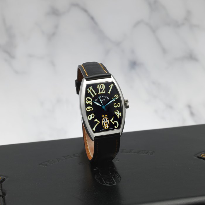 FRANCK MULLER. MONTRE BRACELET EN ACIER DE FORME TONNEAU MOUVEMENT AUTOMATIQUE EDITION LIMITEE AVEC ECUSSON DE LA JUVENTUS F.C. FRANCK MULLER. A LIMITED EDITION STAINLESS STEEL AUTOMATIC TONNEAU FORM WRISTWATCH WITH THE CREST OF JUVENTUS F.C. Cintrée Curvex, Ref: 5850, Juventus F.C. Limited Edition No.057/300, Purchased 16th January 2001