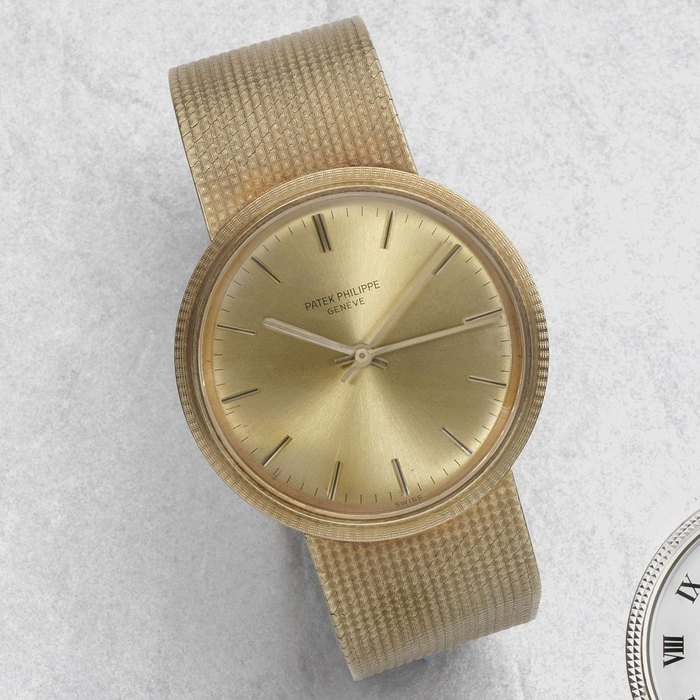Patek Philippe. An 18K gold automatic back winding bracelet watch with centre seconds Calatrava, Ref:3563/3, Case No.2677980, Circa 1970