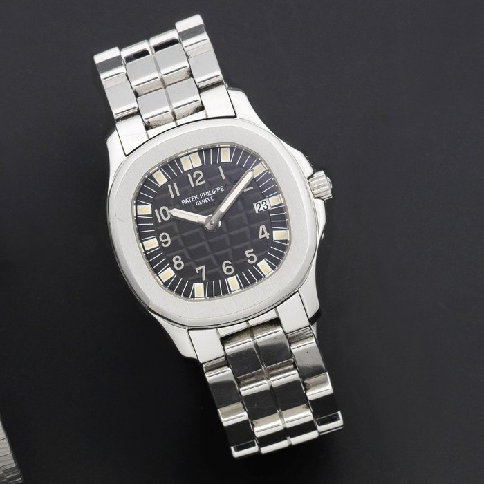 Patek Philippe. A lady's stainless steel quartz calendar bracelet watch Aquanaut, Ref:4960, Case No.4107764, Movement No.3155308, Circa 2000
