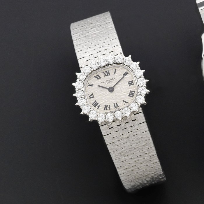 Patek Philippe. A lady's 18K white gold and diamond set manual wind bracelet watch Ref:3371/1, Case No.2671652, Movement No.995535, Certificate stamped 21st February 1976