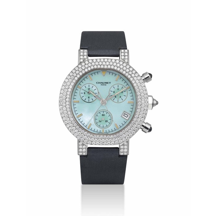 CHAUMET. A LADY'S 18K WHITE GOLD AND DIAMOND-SET CHRONOGRAPH WRISTWATCH WITH DATE AND MOTHER-OF-PEARL DIAL SIGNED CHAUMET, PARIS, CASE NO. 23E 0113, CIRCA 1995