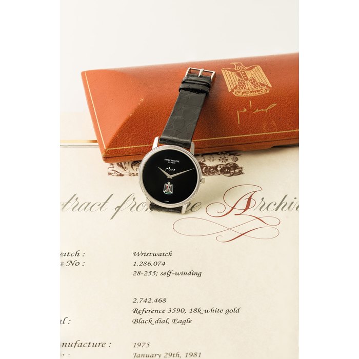 PATEK PHILIPPE. A VERY FINE AND RARE 18K WHITE GOLD AUTOMATIC WRISTWATCH WITH IRAQI COAT OF ARMS AND ORIGINAL BOX SIGNED PATEK PHILIPPE, GENEVE, REF. 3590, MOVEMENT NO. 1'286'074, CASE NO. 2'742'468, MANUFACTURED IN 1975
