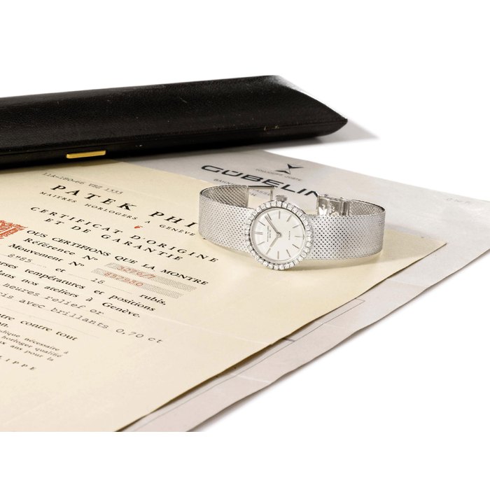 Patek Philippe. A ladies fine 18K white gold and diamond-set wristwatch with bracelet, original certificate, retailer's invoice and box SIGNED PATEK PHILIPPE, GENEVE, RETAILED BY GÜBELIN, REF. 3276/7, MOVEMENT NO. 857'980, CASE NO. 2'636'048, MANUFACTURED IN 1964