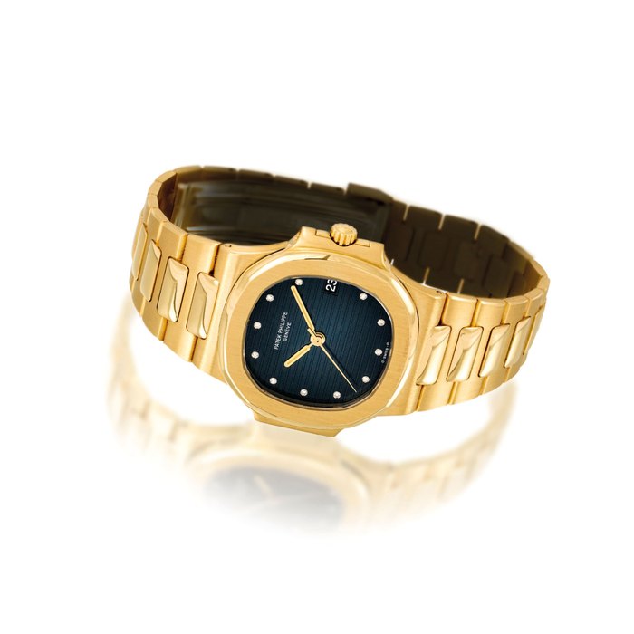 PATEK PHILIPPE. A FINE 18K GOLD AUTOMATIC WRISTWATCH WITH SWEEP CENTRE SECONDS, DATE AND BRACELET SIGNED PATEK PHILIPPE, GENEVE, NAUTILUS MODEL, REF. 3800/1, MOVEMENT NO. 1’424’498, CASE NO. 2’819’424, MANUFACTURED IN 1984
