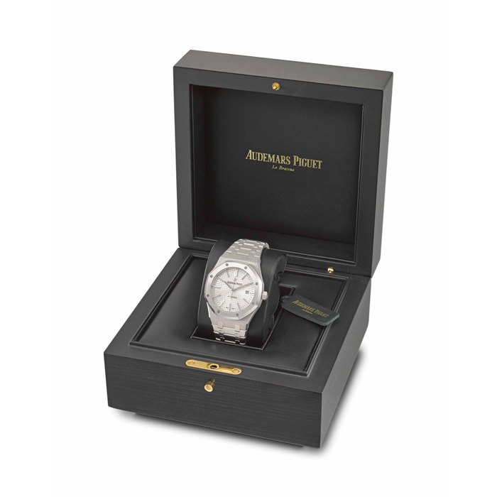 AUDEMARS PIGUET. A FINE STAINLESS STEEL AUTOMATIC WRISTWATCH WITH SWEEP CENTRE SECONDS, DATE AND BRACELET SIGNED AUDEMARS PIGUET, ROYAL OAK MODEL, AUTOMATIC, NO. 14508, REF. 15400ST.OO.1220ST.02, MOVEMENT NO. 974’581, CASE NO. J11851, CIRCA 2016