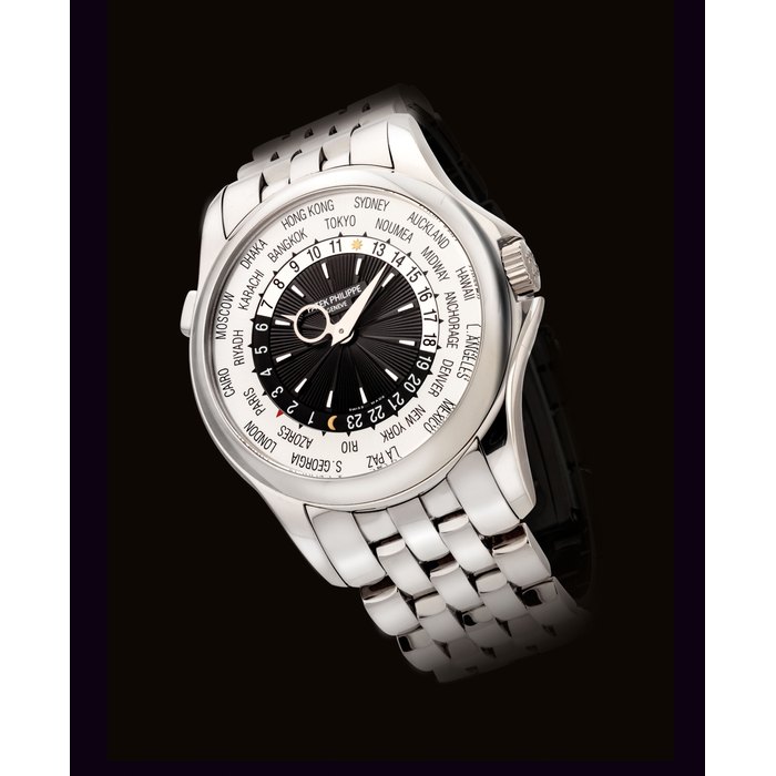 PATEK PHILIPPE. A FINE 18K WHITE GOLD AUTOMATIC WORLD TIME WRIST WATCH WITH BRACELET SIGNED PATEK PHILIPPE, GENEVE, REF. 5130/1G, MOVEMENT NO. 5’786’009, CASE NO. 4’657’755, CIRCA 2014