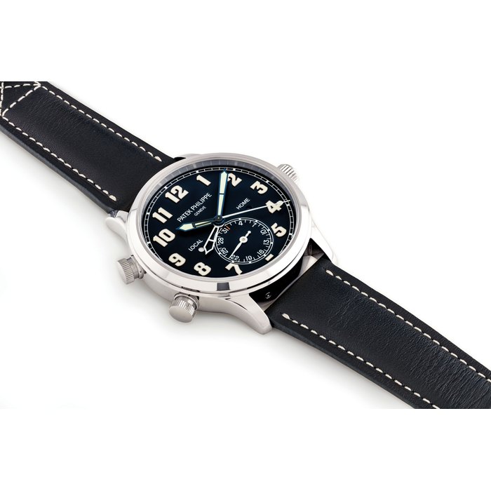 PATEK PHILIPPE. A FINE AND LARGE 18K WHITE GOLD AUTOMATIC DUAL TIME WRISTWATCH WITH SWEEP CENTRE SECONDS, DAY/NIGHT INDICATOR AND DATE SIGNED PATEK PHILIPPE, GENEVE, CALATRAVA PILOT TRAVEL TIME MODEL, REF. 5524, MOVEMENT NO. 7'044'119, CASE NO. 6'177'537, CIRCA 2017