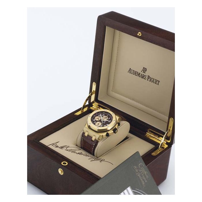 AUDEMARS PIGUET. A FINE LIMITED EDITION OVERSIZED 18K GOLD AUTOMATIC CHRONOGRAPH WRISTWATCH WITH DATE SIGNED AUDEMARS PIGUET, "ROYAL OAK OFFSHORE", ARNOLD SCHWARZENEGGER, CASE NO. F01365, REF. 26007, CIRCA 2003