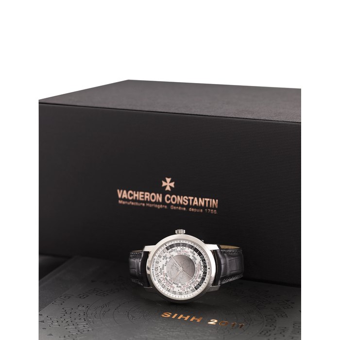 VACHERON CONSTANTIN. AN EXTREMELY FINE AND ATTRACTIVE 18K WHITE GOLD WORLD TIME WRISTWATCH WITH SWEEP CENTRE SECONDS, USB CERTIFICATE, ACCESSORIES AND BOX SIGNED VACHERON CONSTANTIN, PATRIMONY TRADITIONELLE WORLD TIME MODEL. REF. 86060, MOVEMENT NO. 5’338’253, CASE NO. 1’341’373, MANUFACTURED IN 2011