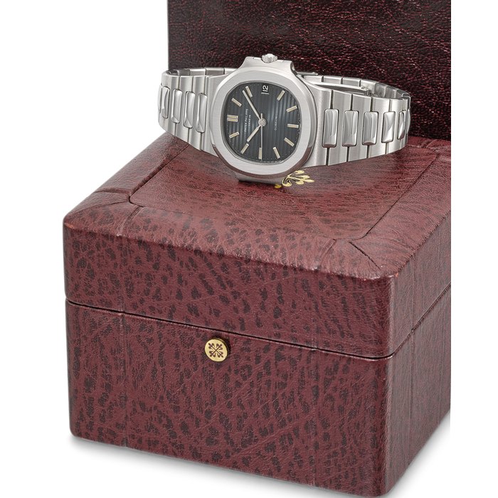PATEK PHILIPPE. A RARE STAINLESS STEEL AUTOMATIC WRISTWATCH WITH SWEEP CENTRE SECONDS, DATE, BRACELET AND BOX SIGNED PATEK PHILIPPE, GENÈVE, RETAILED BY GÜBELIN, NAUTILUS MODEL, REF. 3800/1, MOVEMENT NO. 1’421’973, CASE NO. 559’529, MANUFACTURED IN 1983