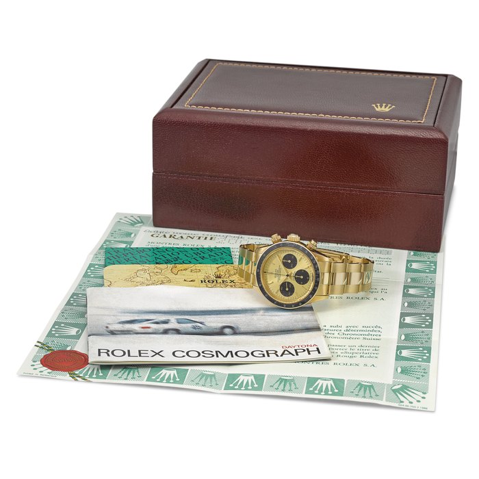 ROLEX. A VERY RARE AND HIGHLY ATTRACTIVE 18K GOLD CHRONOGRAPH WRISTWATCH WITH CHAMPAGNE DIAL, BRACELET, ORIGINAL GUARANTEE AND BOX SIGNED ROLEX, COSMOGRAPH, DAYTONA, REF. 6263, CASE NO. 9’323’700, CIRCA 1986