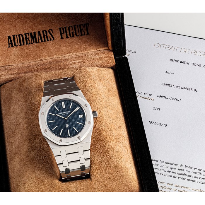 AUDEMARS PIGUET. A RARE AND FINE STAINLESS STEEL AUTOMATIC WRISTWATCH WITH DATE AND BRACELET SIGNED AUDEMARS PIGUET, AUTOMATIC, ROYAL OAK MODEL, REF. 25402ST, CASE NO. 099'019, CIRCA 1974