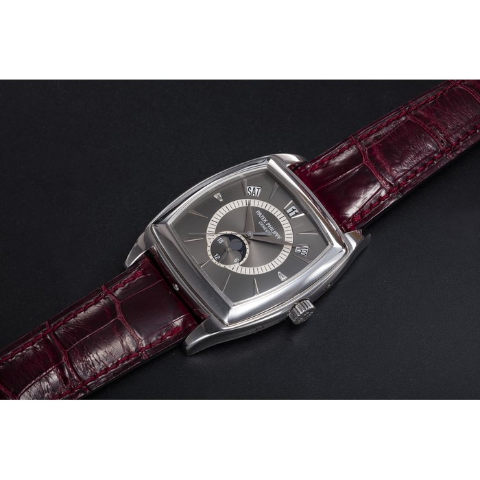 PATEK PHILIPPE, REF. 5135P GONDOLO, A PLATINUM ANNUAL CALENDAR WITH MOON-PHASE MOVEMENT NO. 3’650’059, CASE NO. 4’385’720