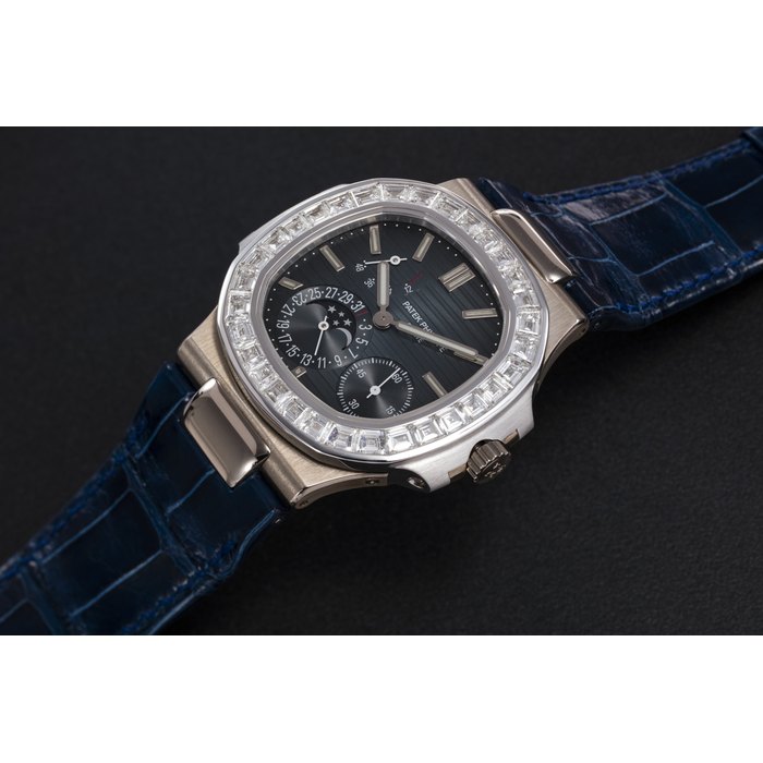 PATEK PHILIPPE, REF. 5722G-001, A GOLD NAUTILUS MOON-PHASE WITH CALENDAR CASE NUMBER: 4’465’047, MOVEMENT NUMBER: 3’178’815